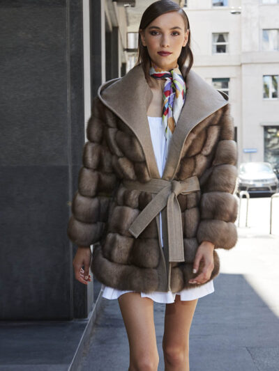 Модная шуба из соболя короткая с капюшоном